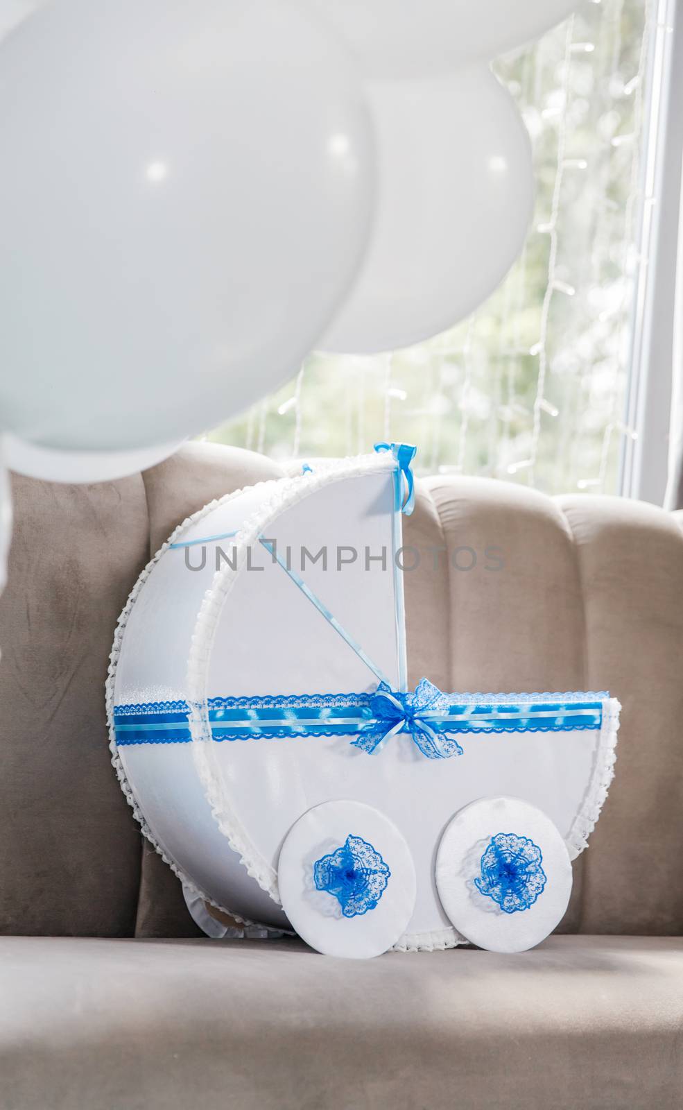 Blue paper carriage decor with balloons