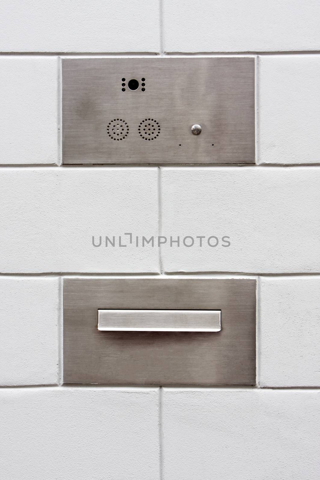 Entrance security system with video and intercom in the Netherlands