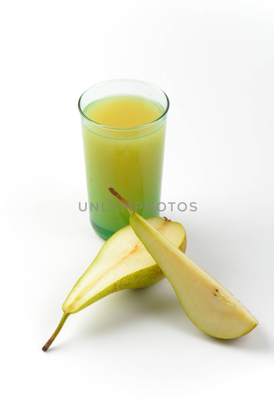 glass of pear juice and fresh pear slices next to it