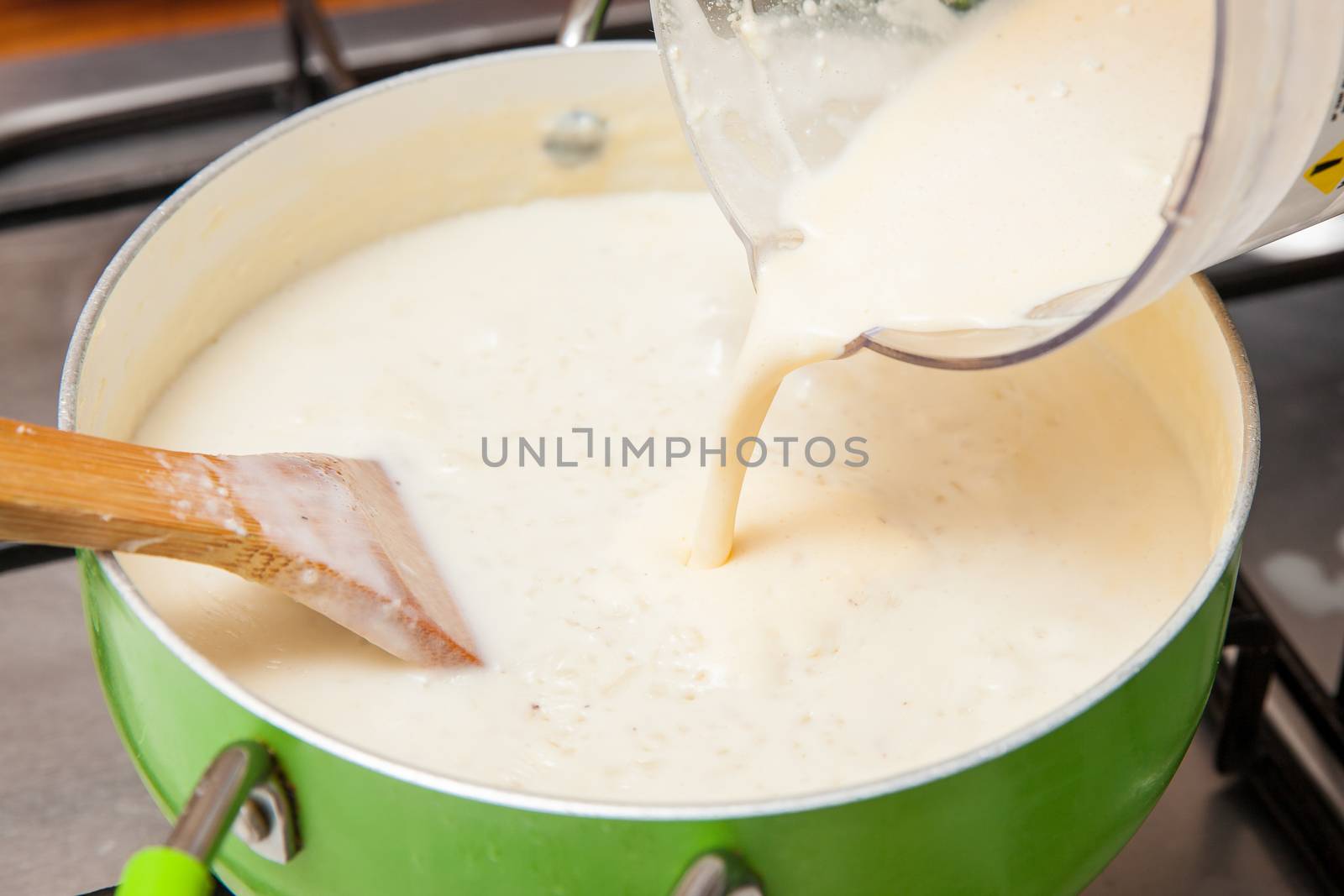 Rice Pudding with cinnamon and raisins preparation : Adding powdered milk to the cooked rice