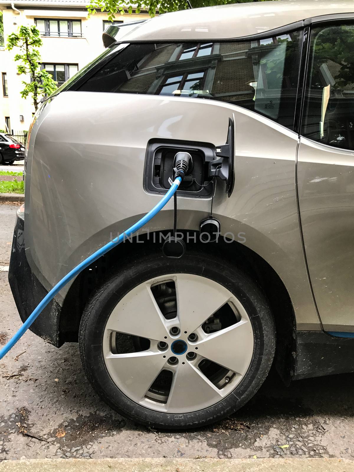 Electric car charging station in Oslo by Softulka