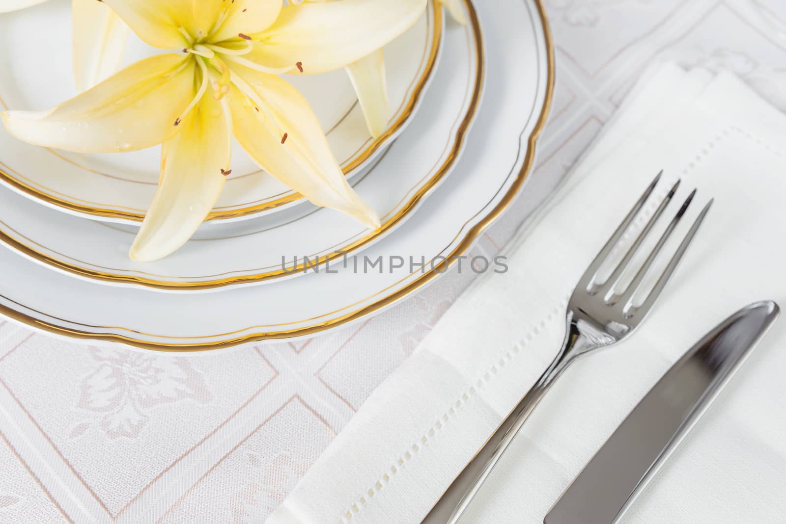 Beautifull table setting by Epitavi