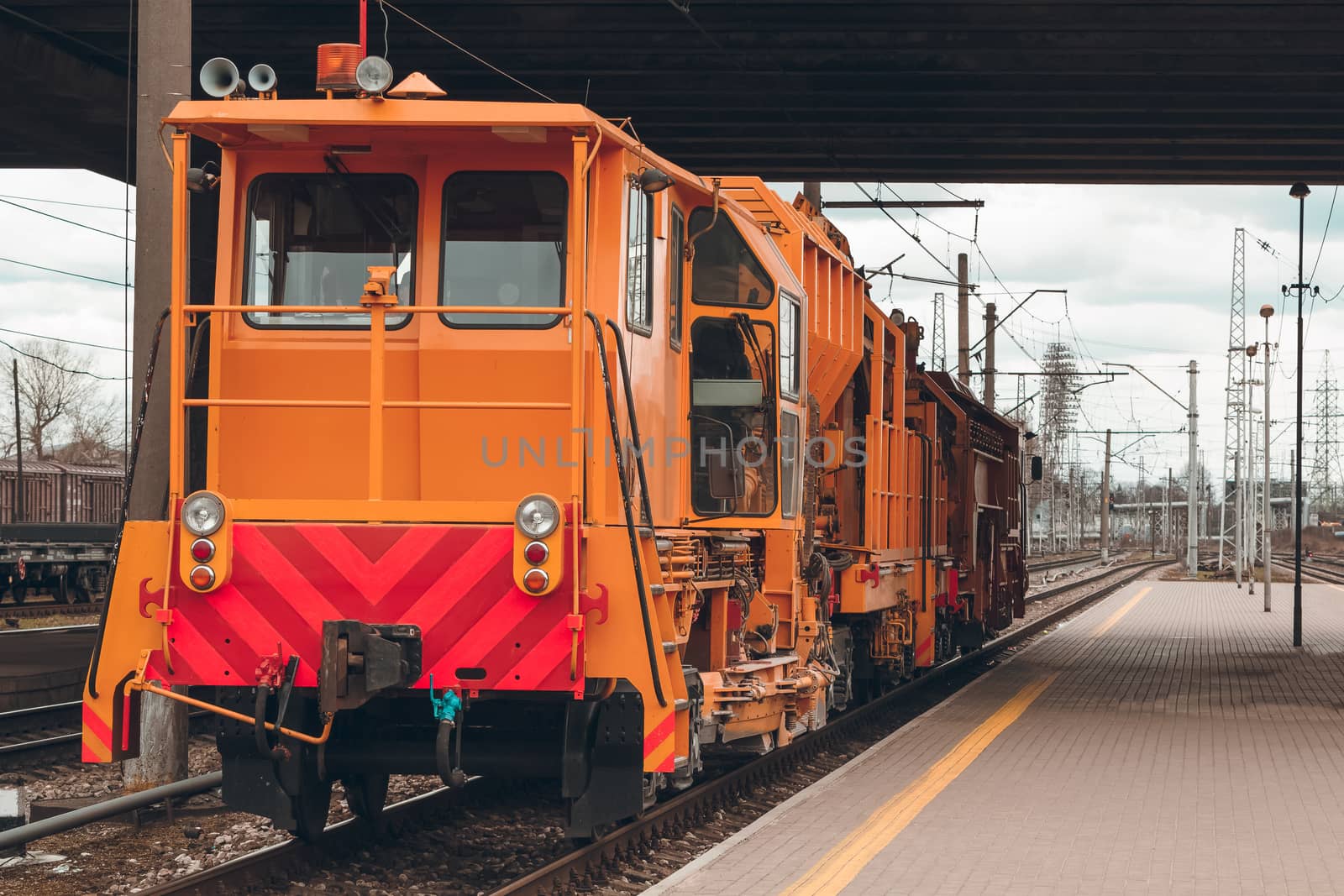Ballast distributing and profiling track machine. Repair train