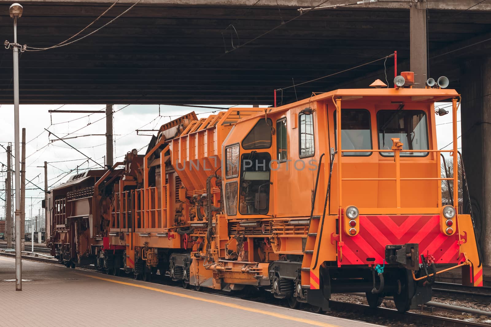 Ballast distributing and profiling track machine. Repair train
