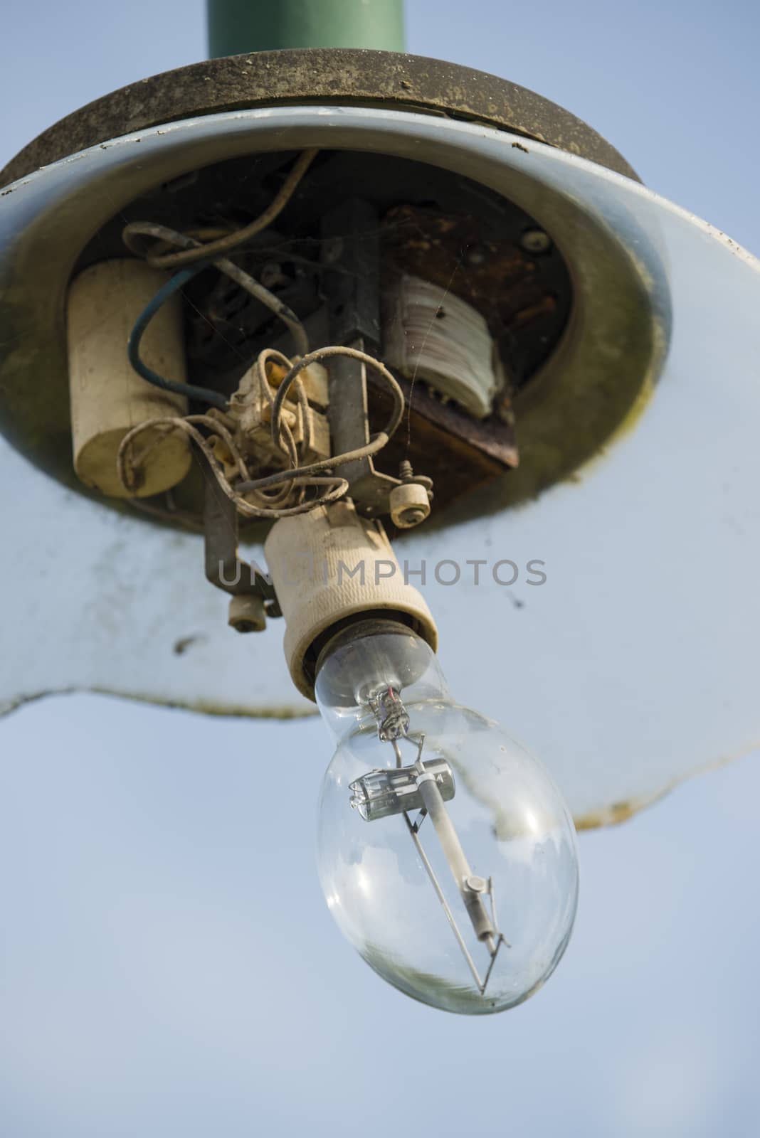 Broken street lamp post. by AlessandroZocc