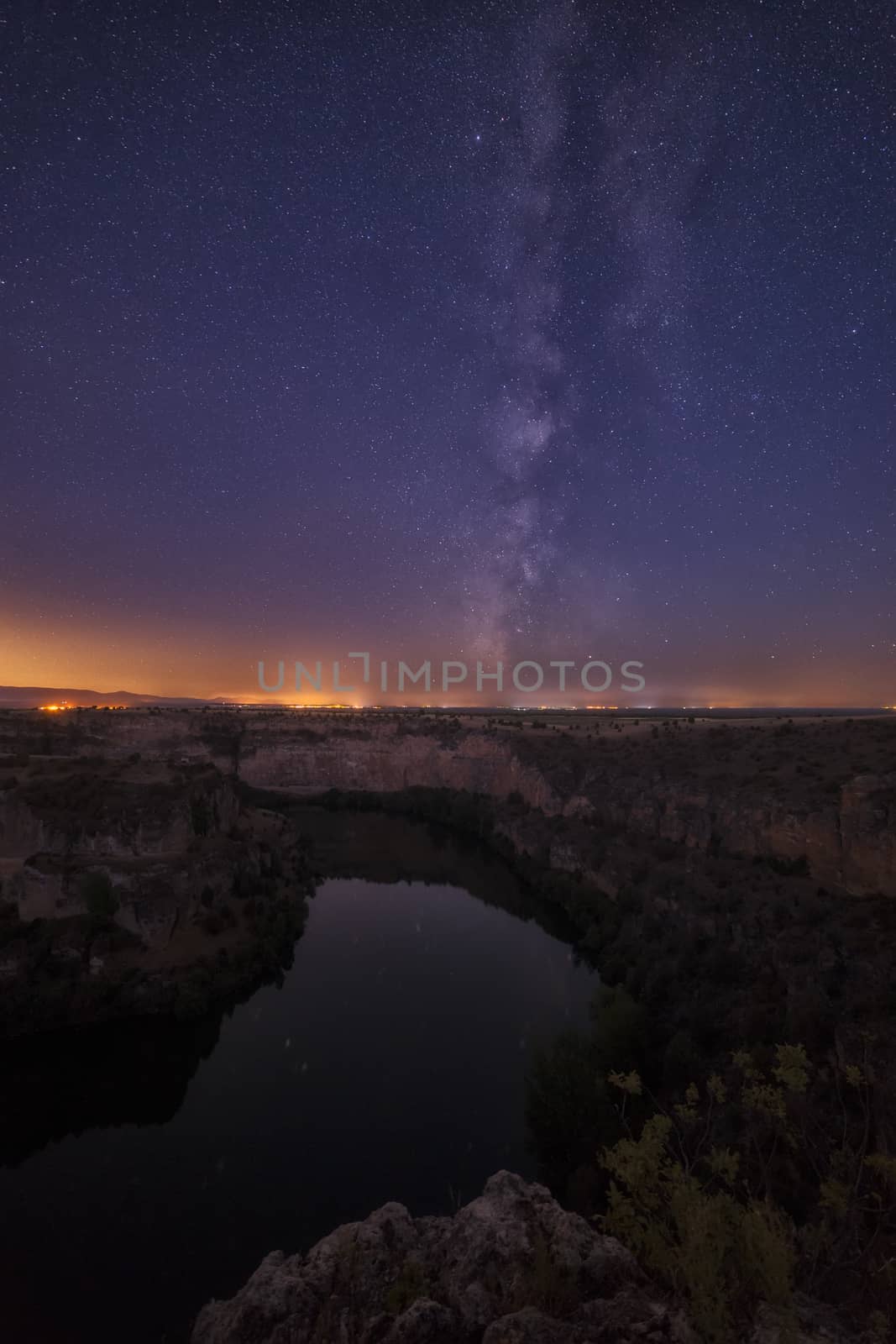 Milky Way over Duratón river by aruizhu