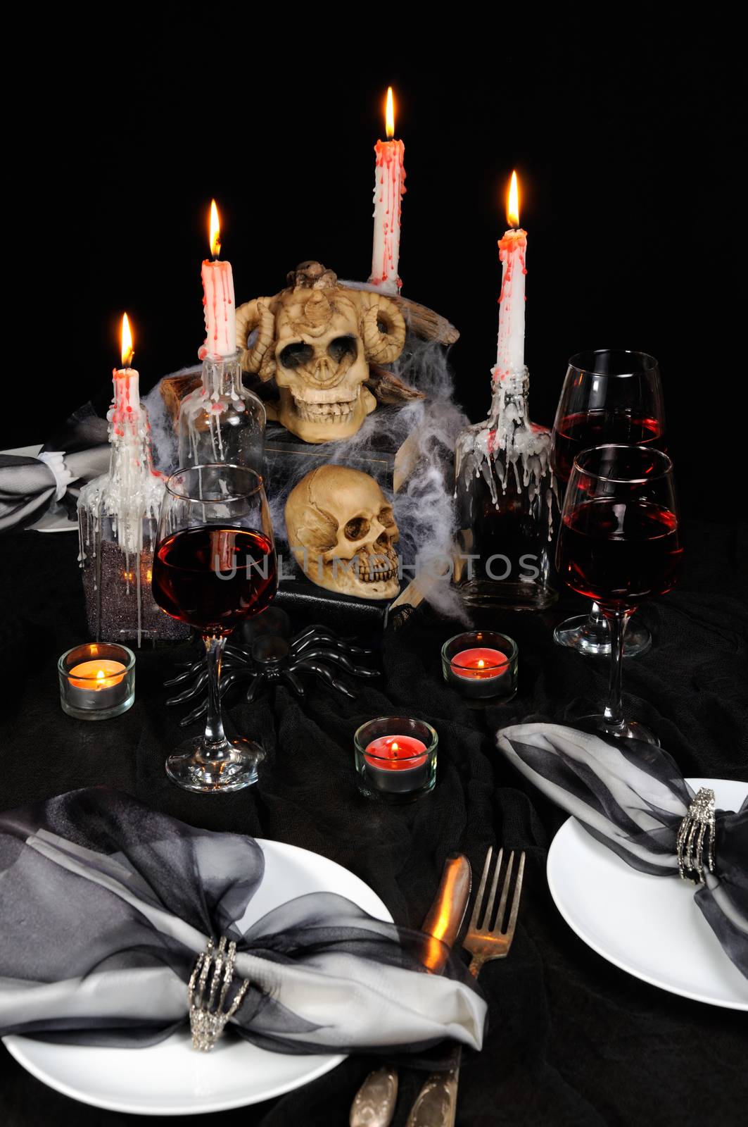 The idea of creating an entourage of table decor setting for Halloween