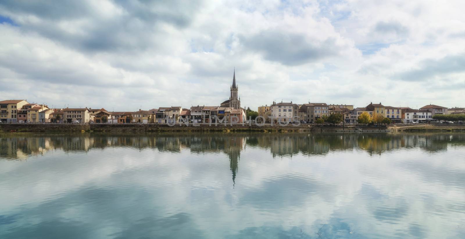 Macon city by day, France by ventdusud