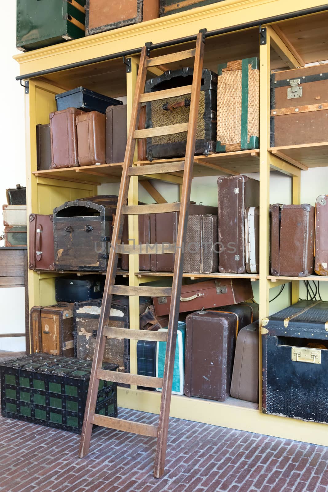Storage of vintage suitcases - Different sizes and colors