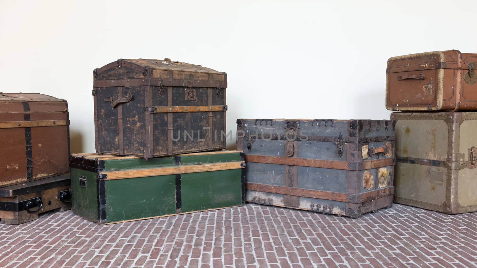 Storage of vintage suitcases - Different sizes and colors
