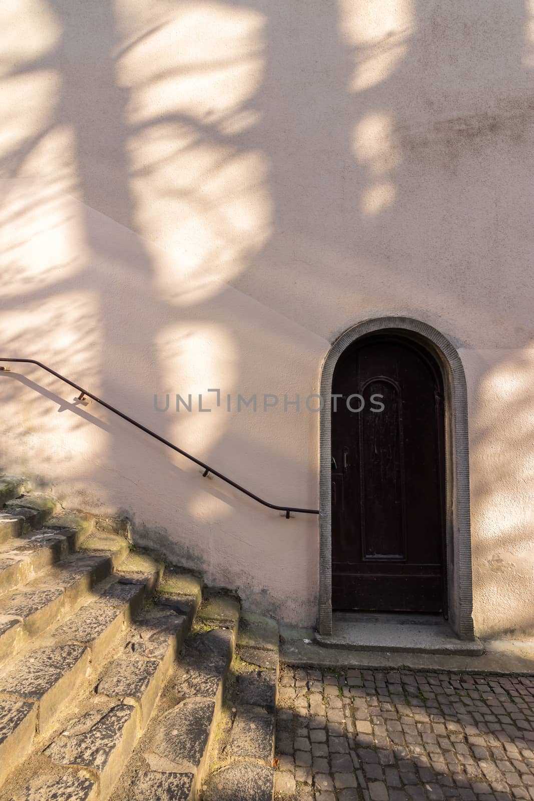 steps to door in wall by Pellinni