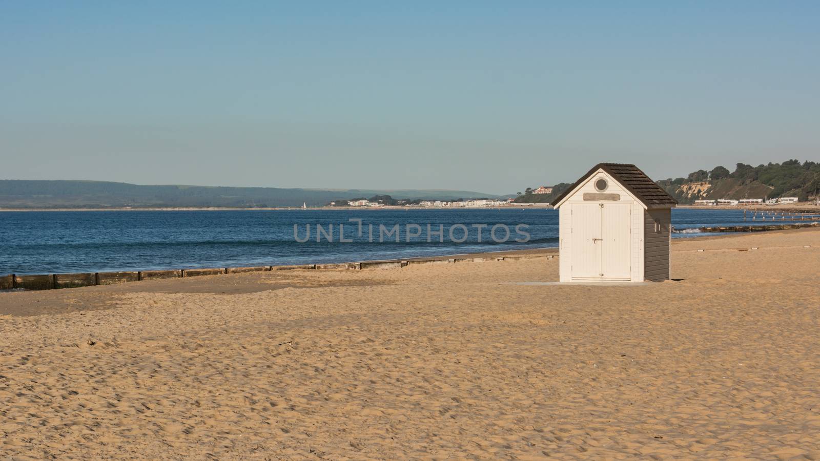 Bournemouth beach hut by alan_tunnicliffe