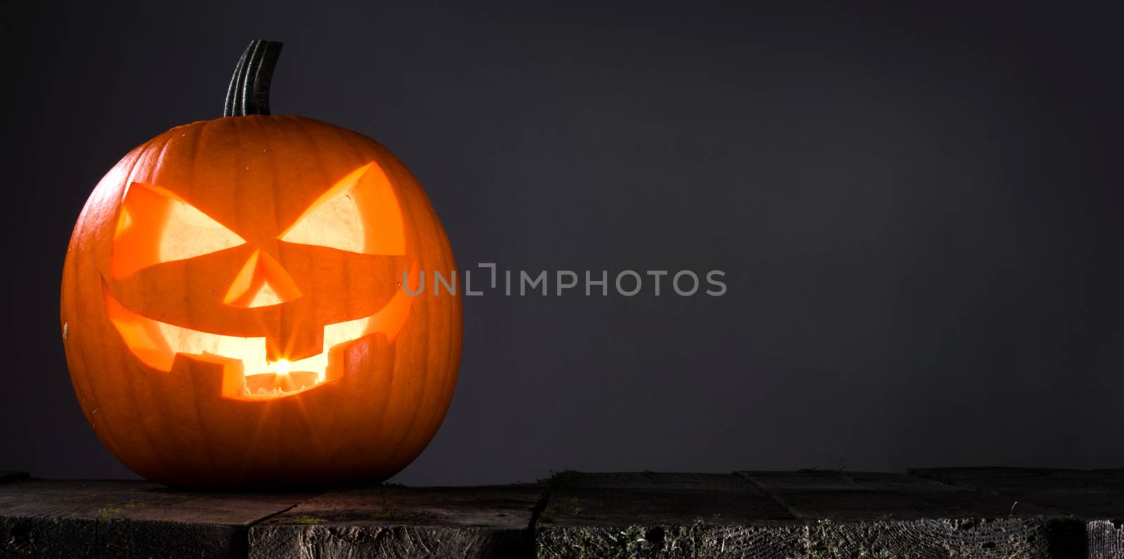 Glowing Halloween pumpkin by Yellowj