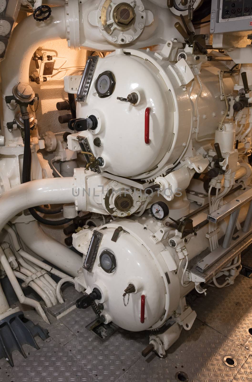 Control of torpedo tubes on a submarine - Selective focus