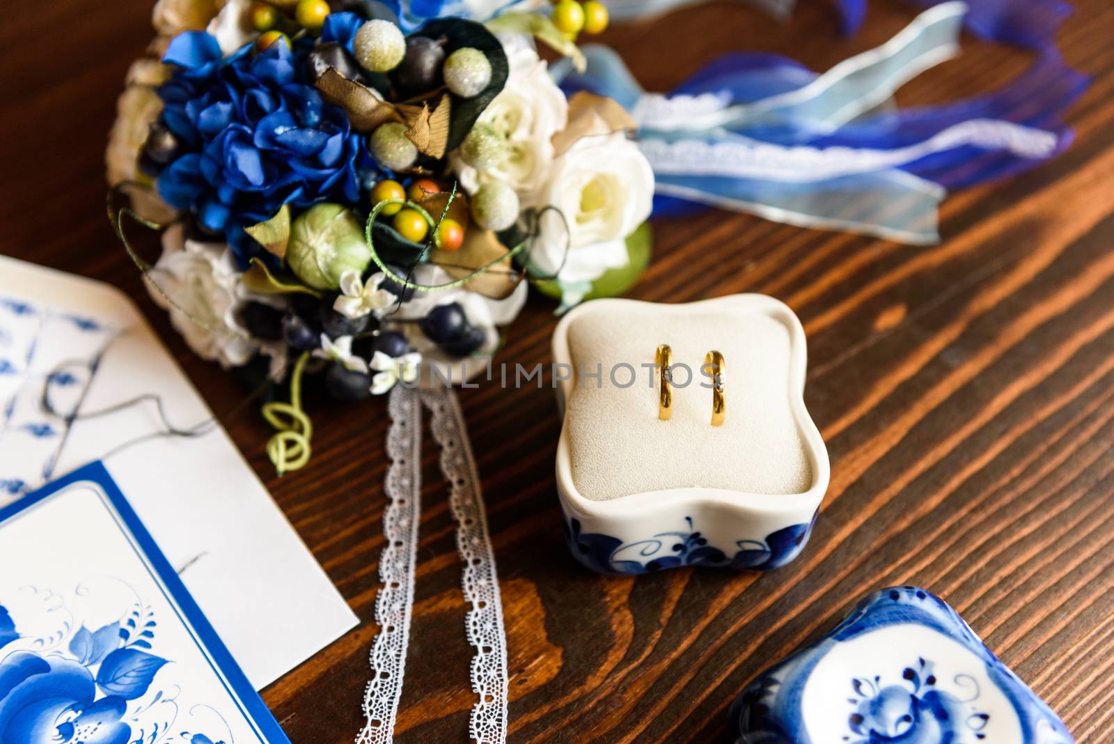 wedding accessories in the style of Gzhel, porcelain, flowers, rings, invitations, wedding