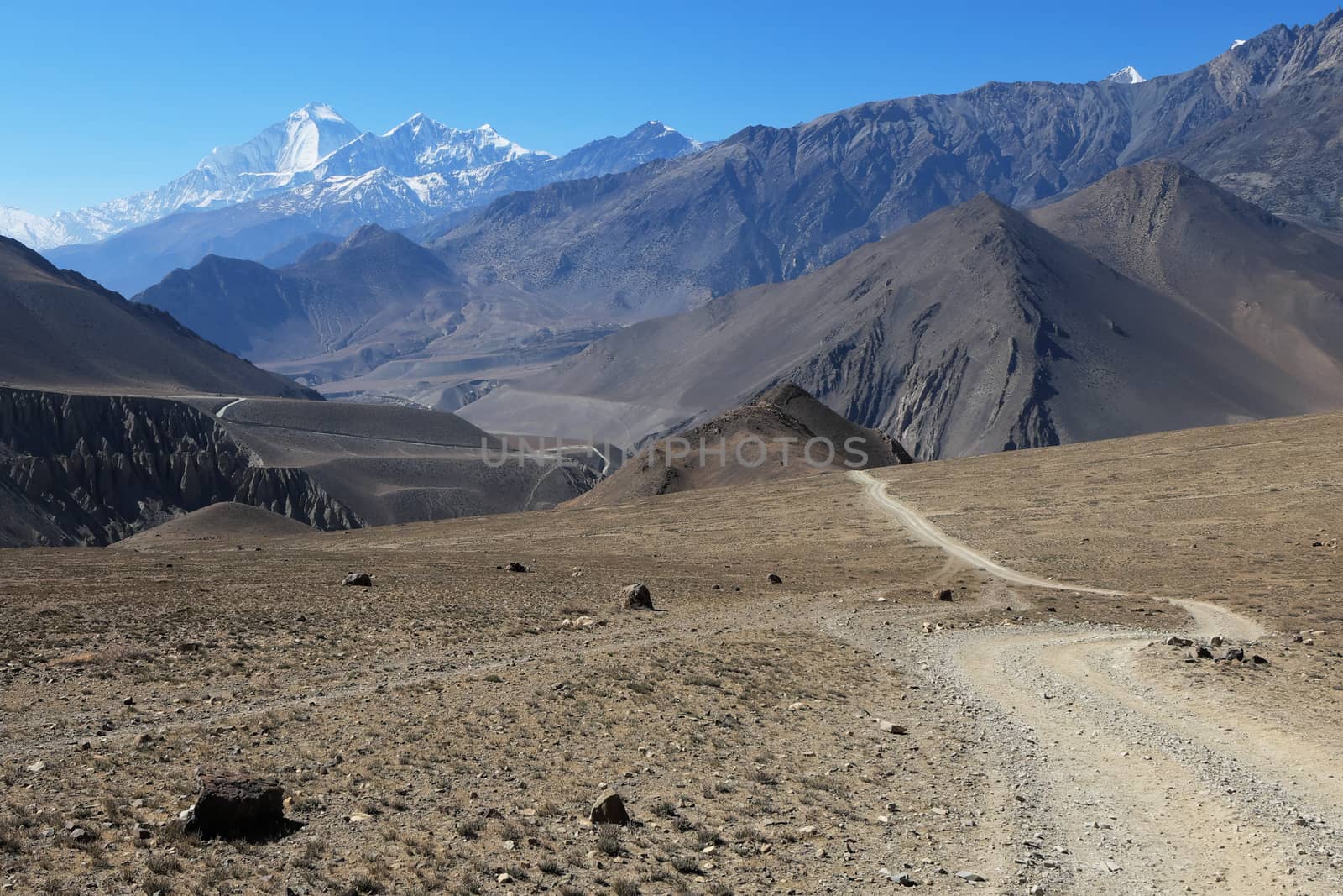 Mountain road in the Himalayas at an altitude of 4,500 meters with a mountain nilgiri in the background.