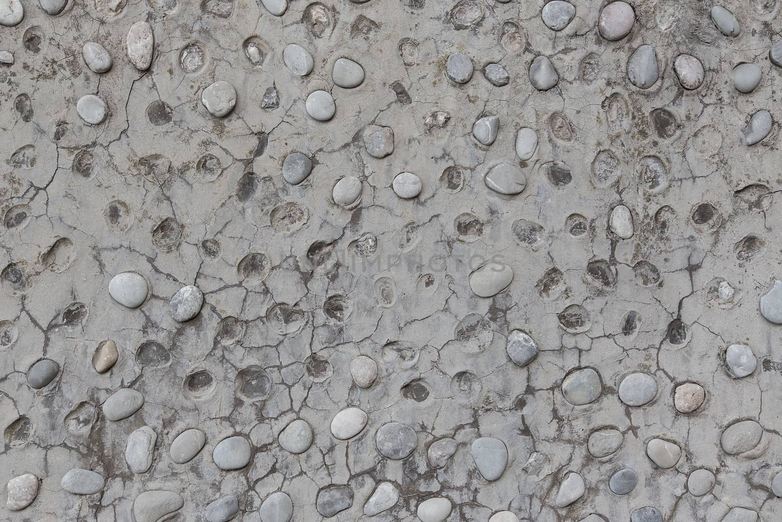 Wall with coarse large pebbles