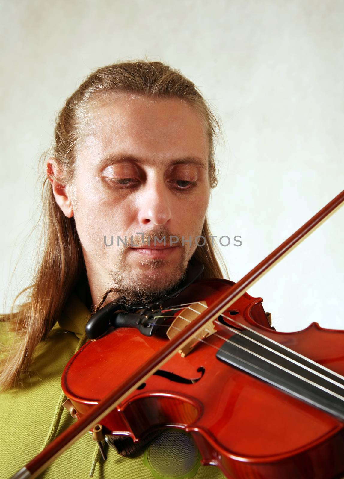 The man playing its violin close-up