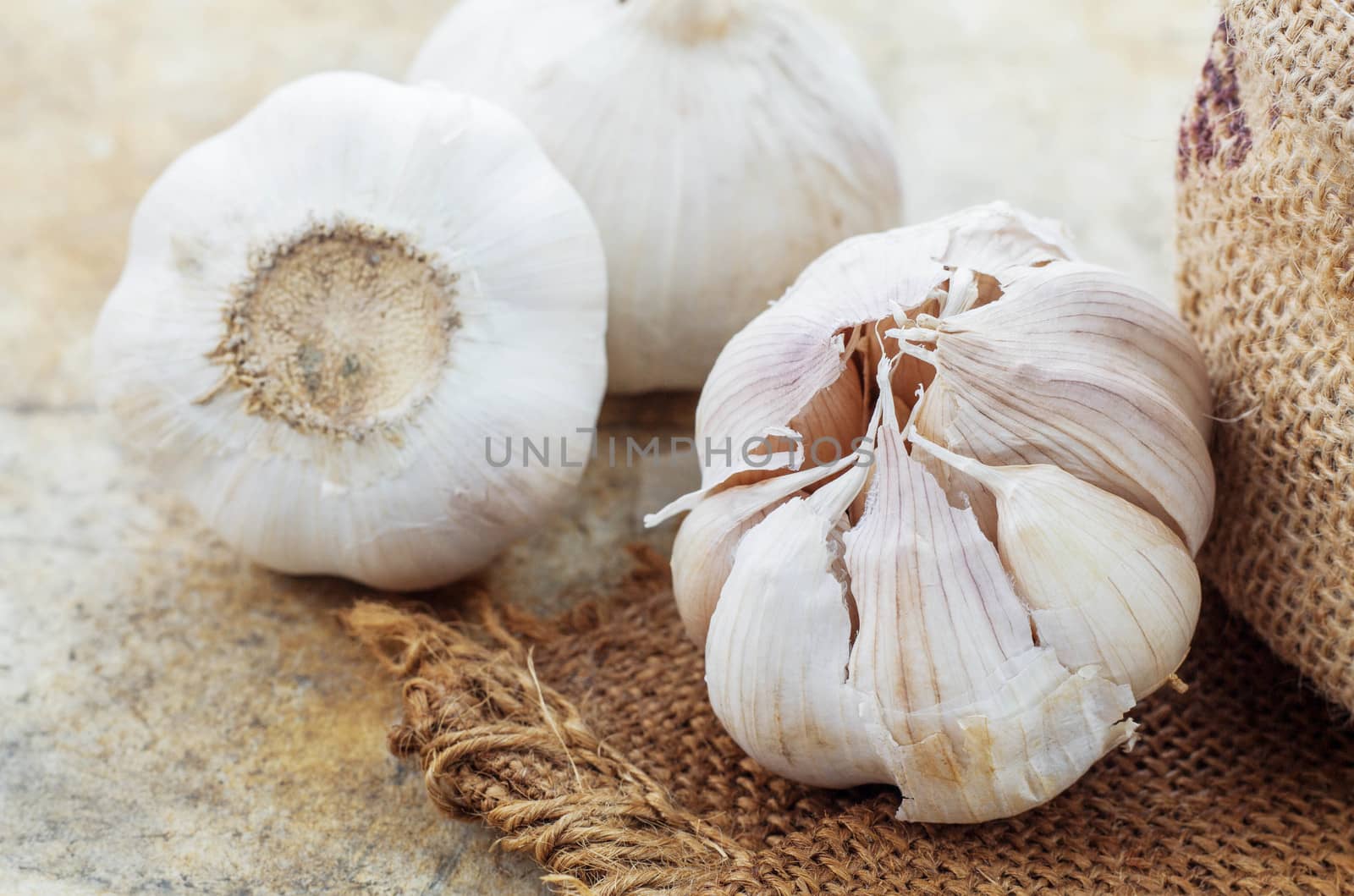 Garlic on sackcloth. by start08