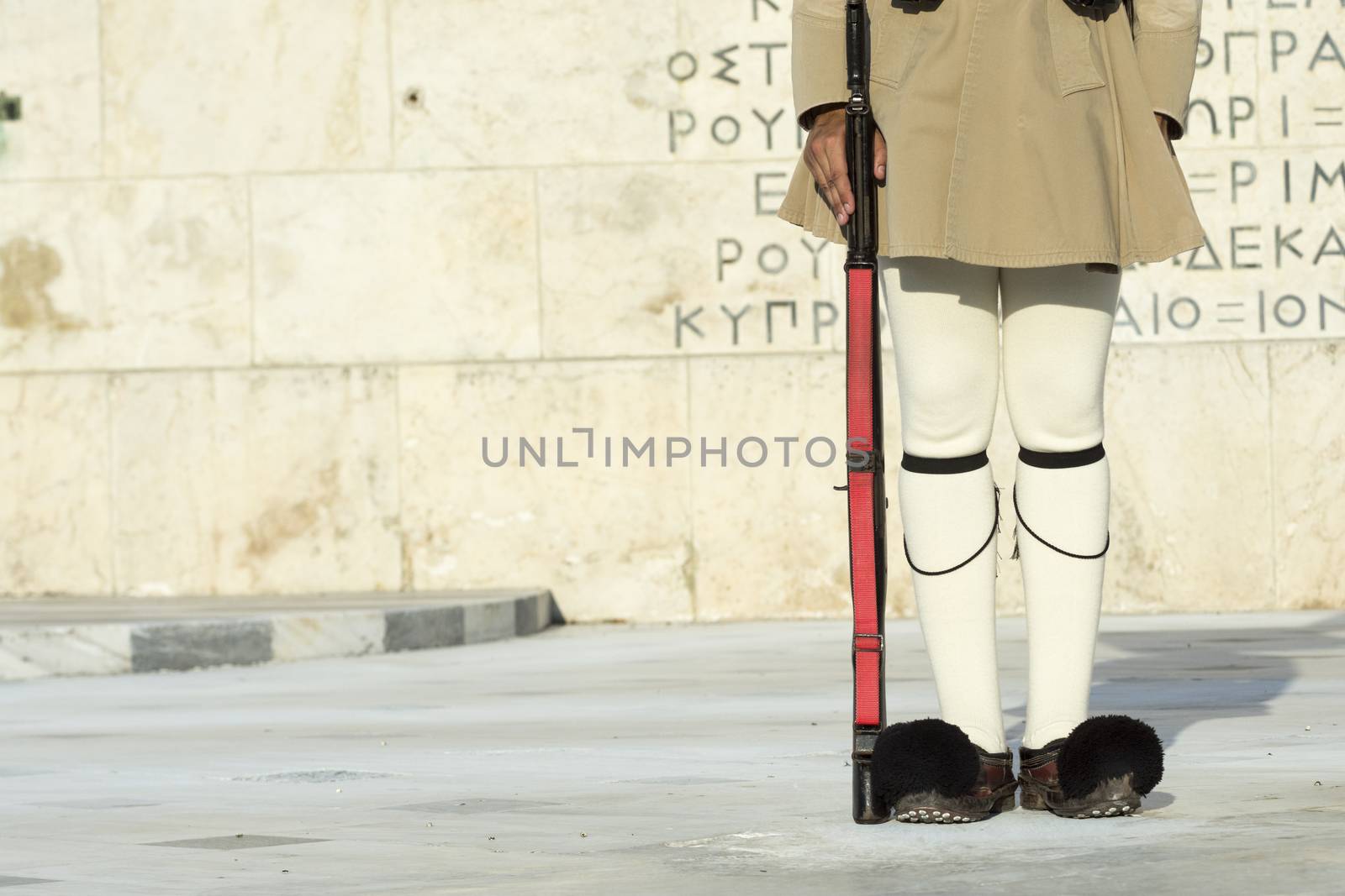 evzoni guard under greek parliament