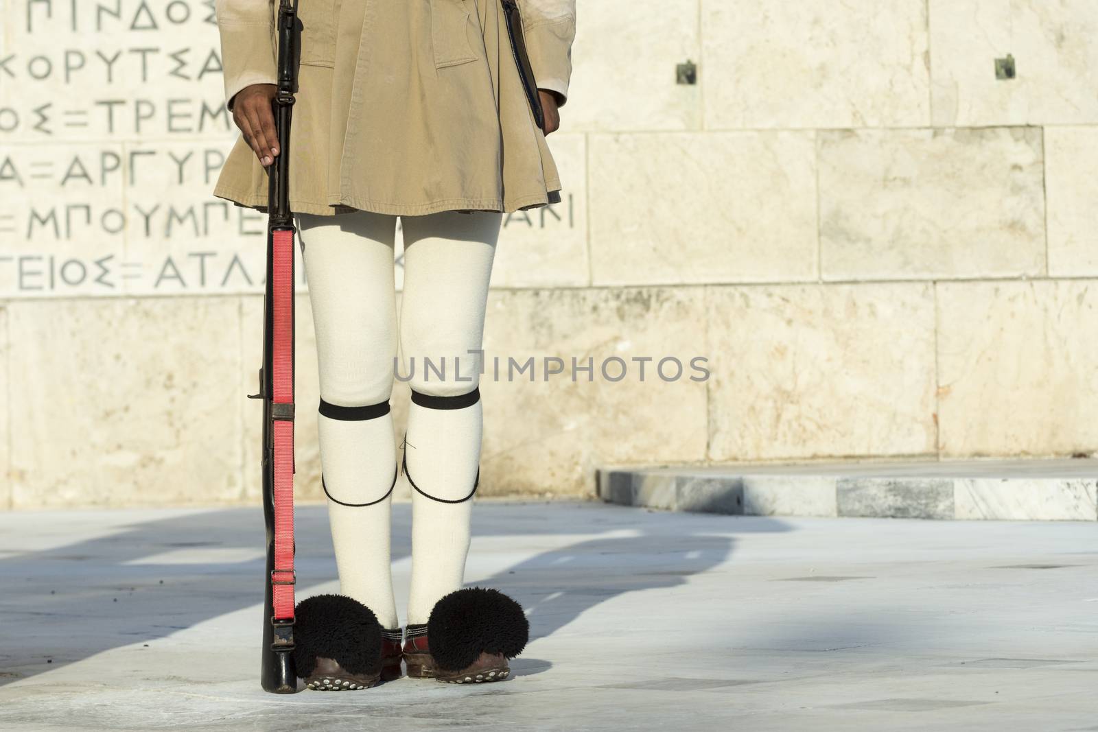 evzoni guard under greek parliament