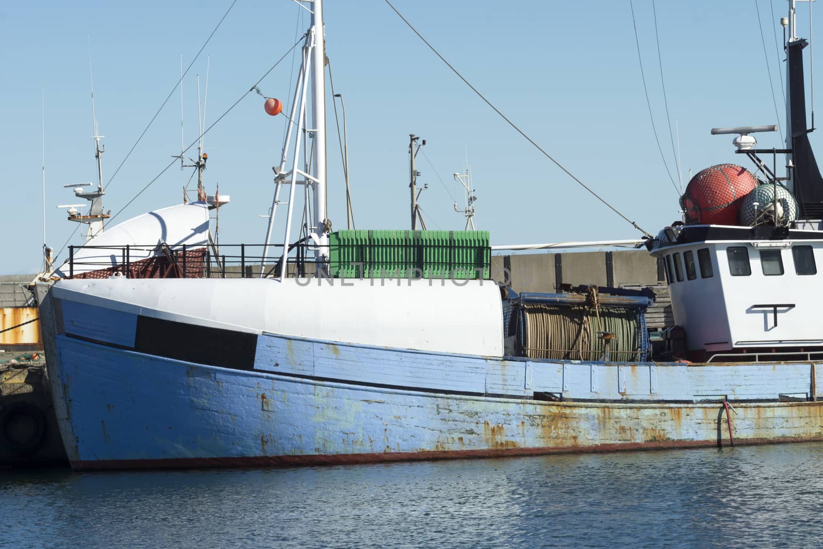 Fishing boat in the harbor by Fr@nk