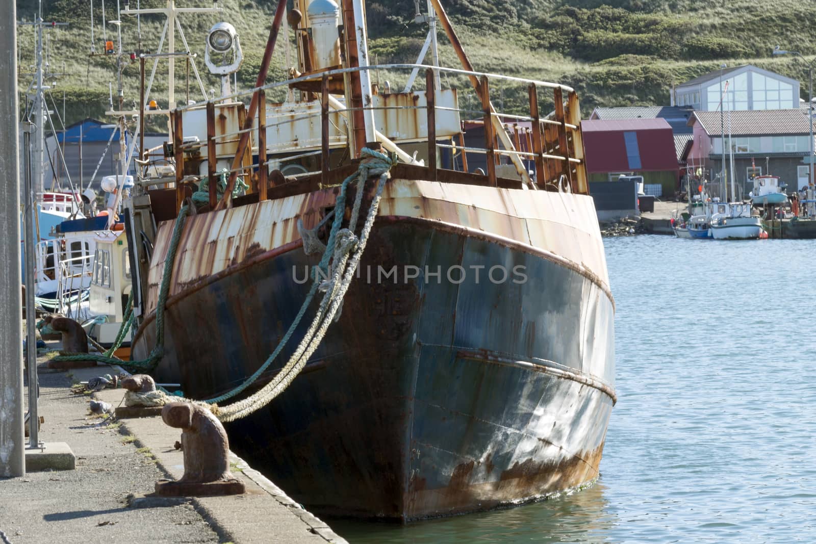 Fishing boat in the harbor by Fr@nk