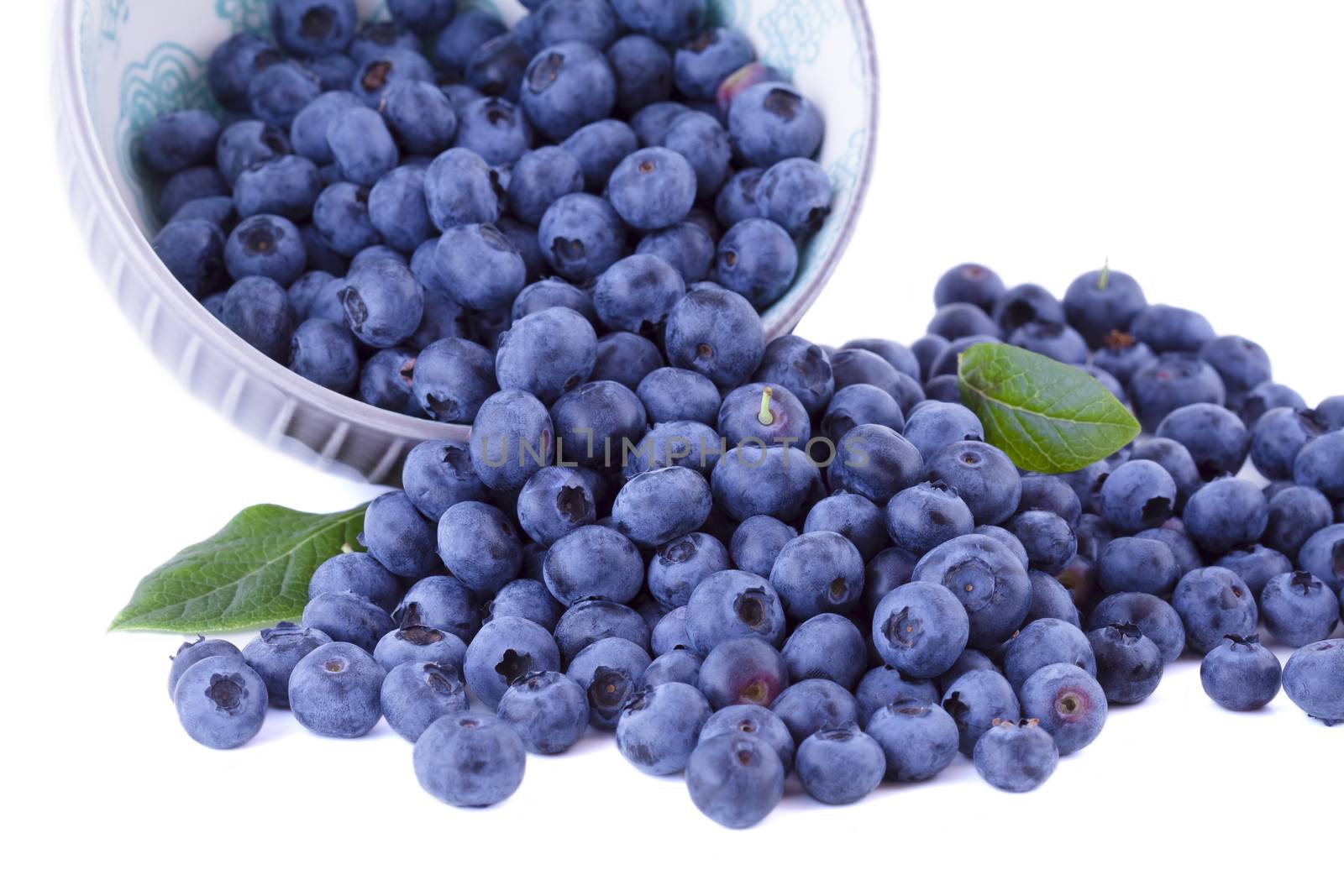 Fruits blueberries in a bowl by Gbuglok