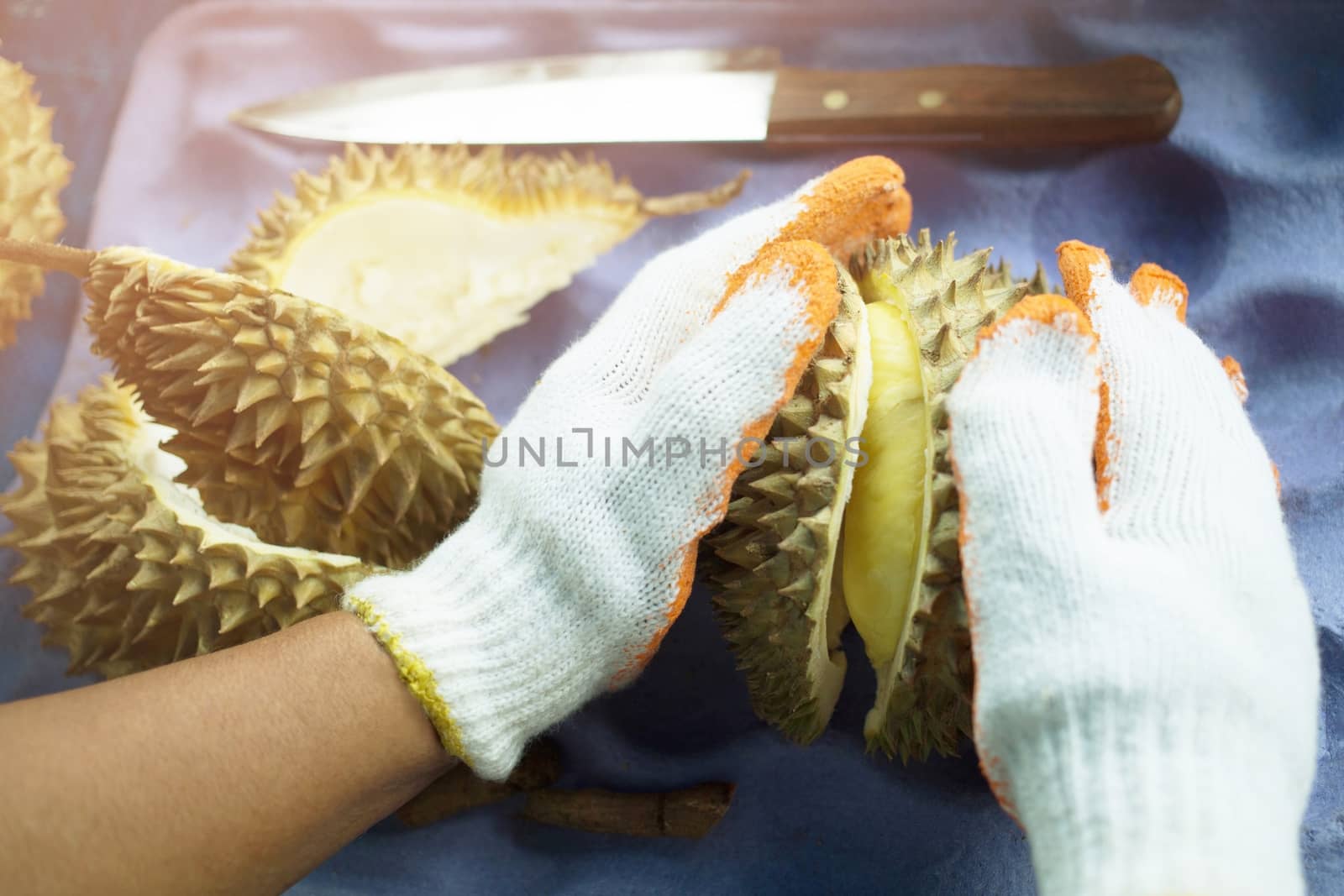 The vendors are peeling durian in the market. by boytaro1428@gmail.com