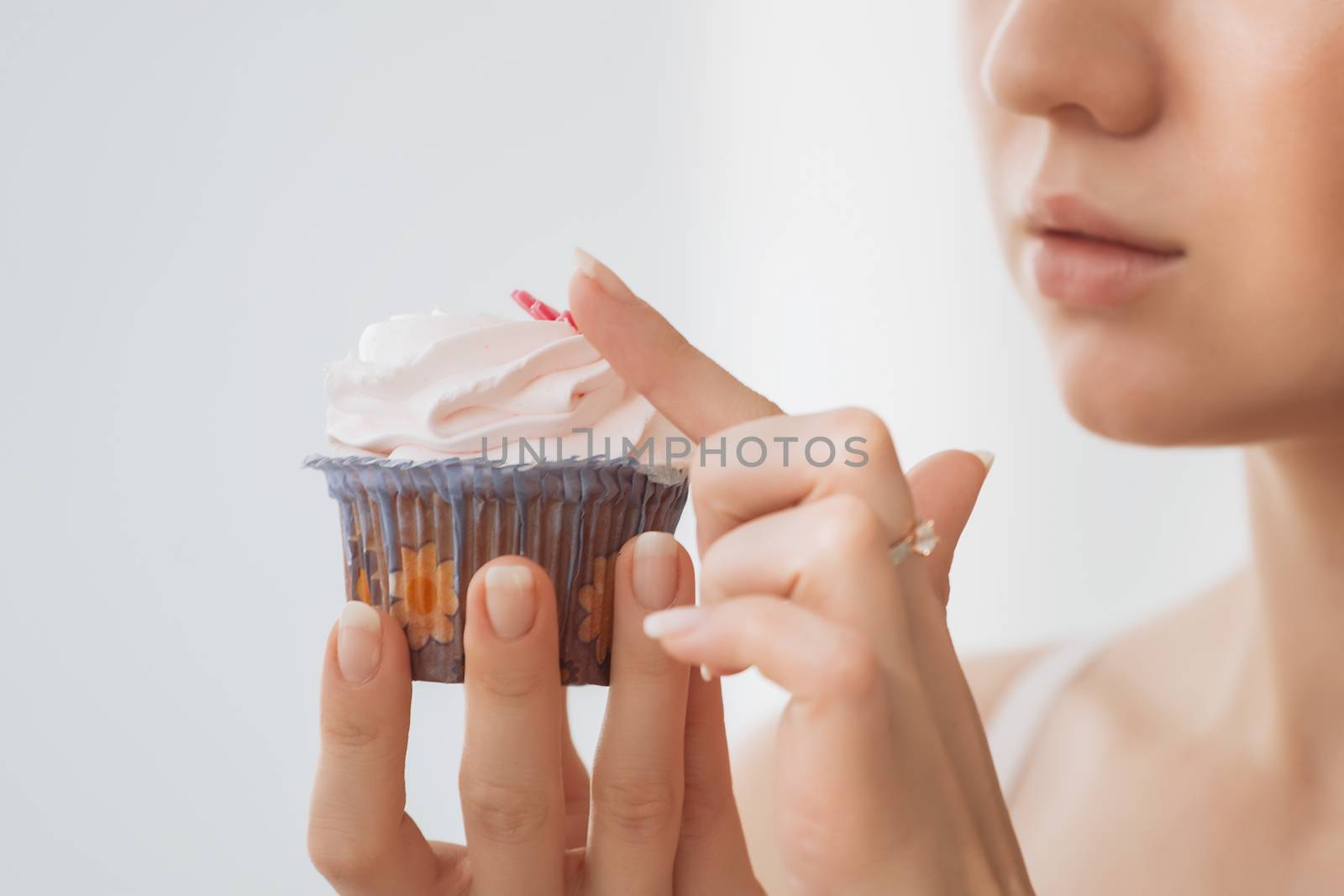 Woman wants to eat a cupcake by 3KStudio