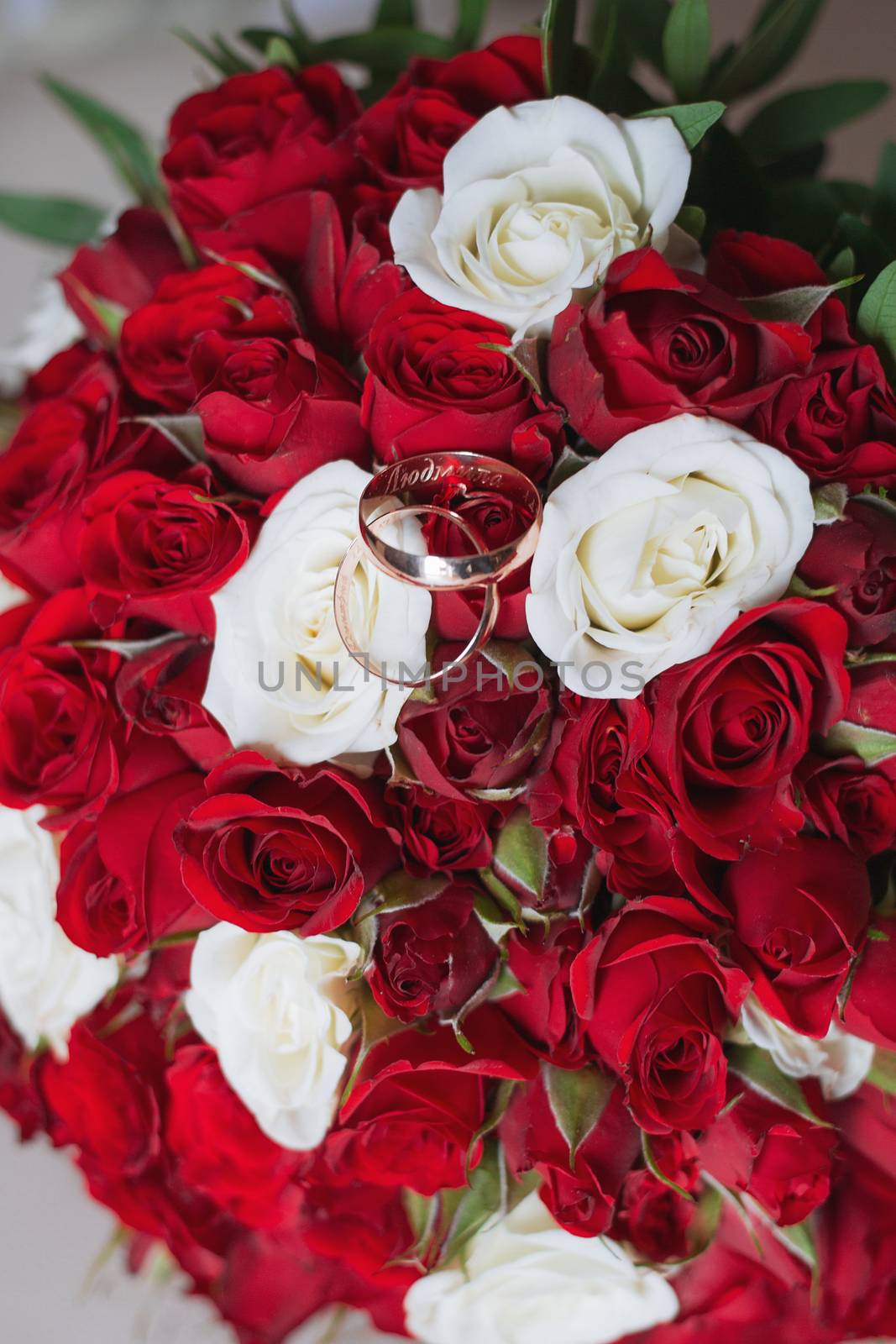 Beautiful wedding bouquet and Beautiful wedding rings by 3KStudio