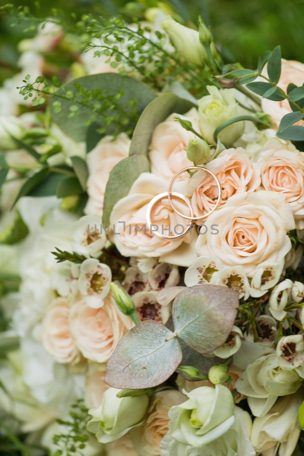 Beautiful wedding bouquet and rings by 3KStudio