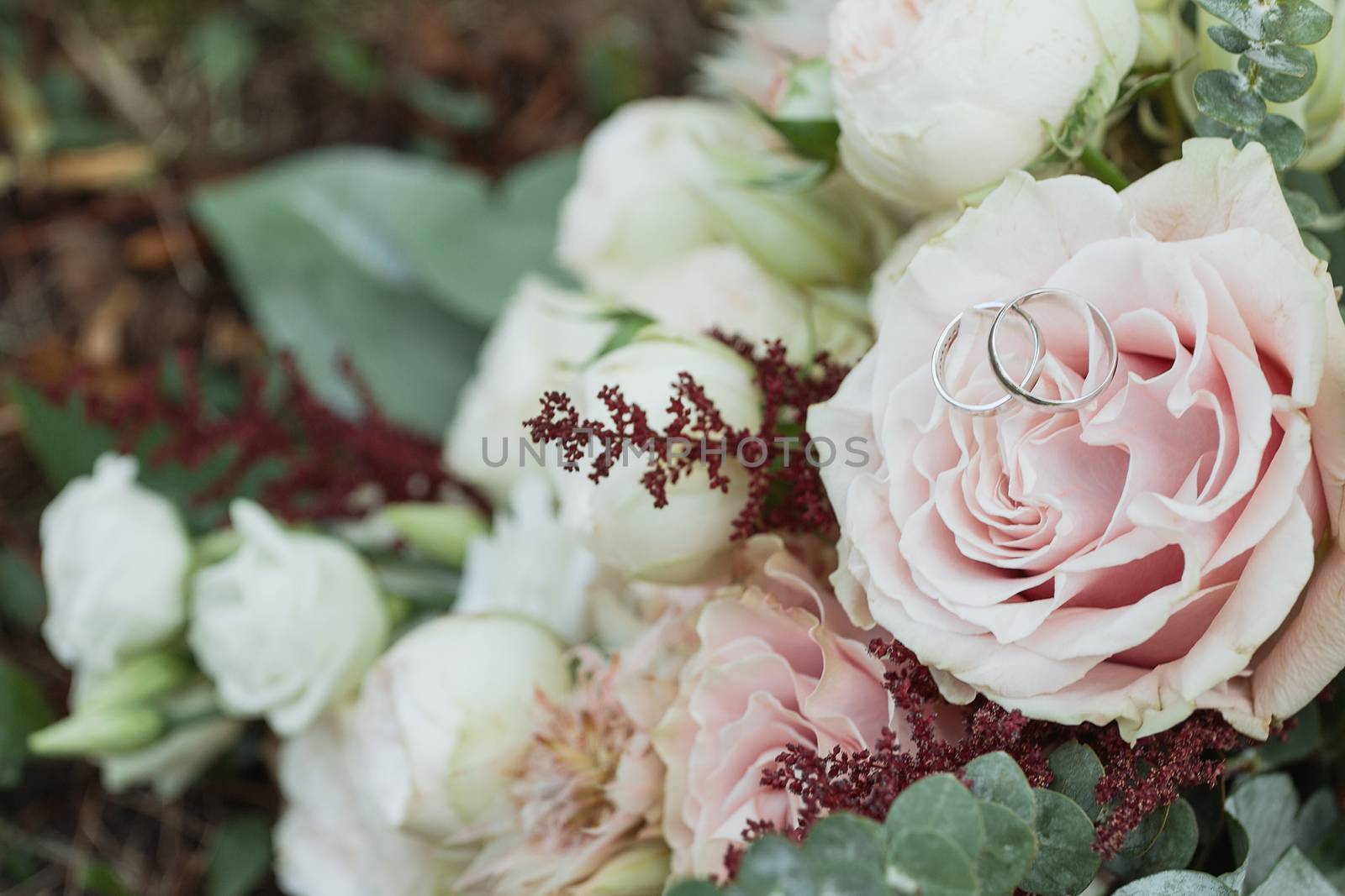 Beautiful wedding bouquet and rings by 3KStudio