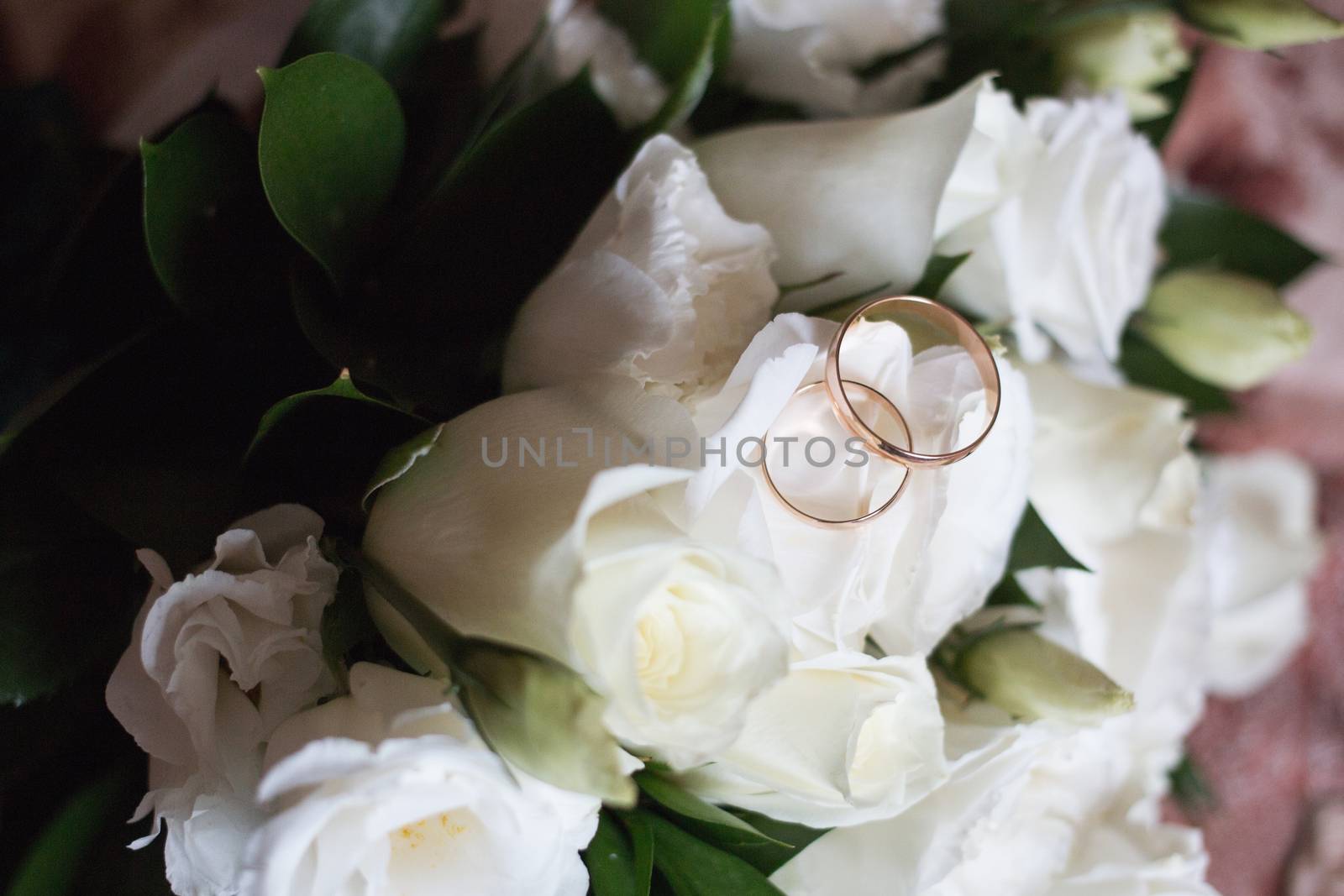 Beautiful wedding bouquet and Beautiful wedding rings by 3KStudio