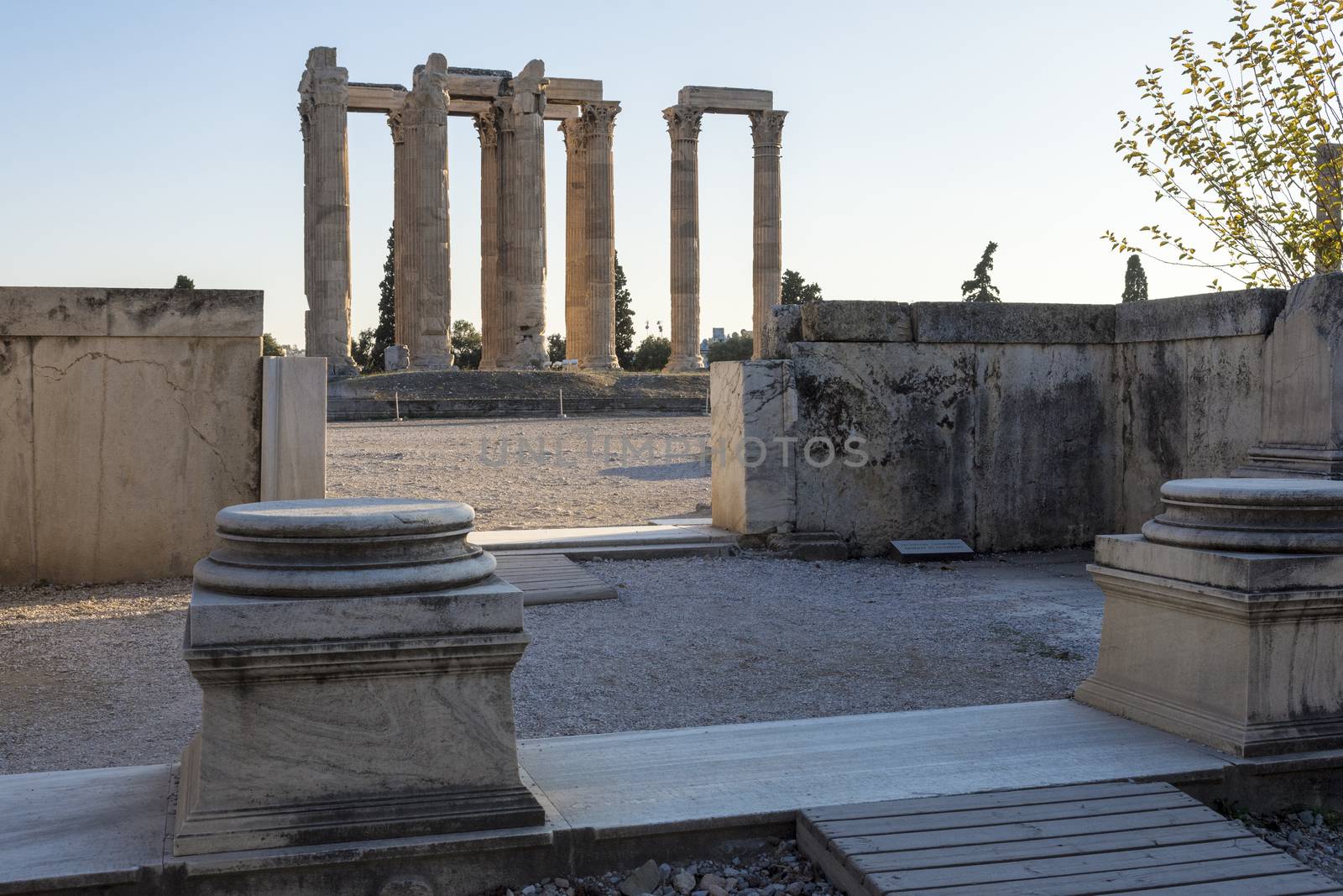 temple of zeus ruins in athens