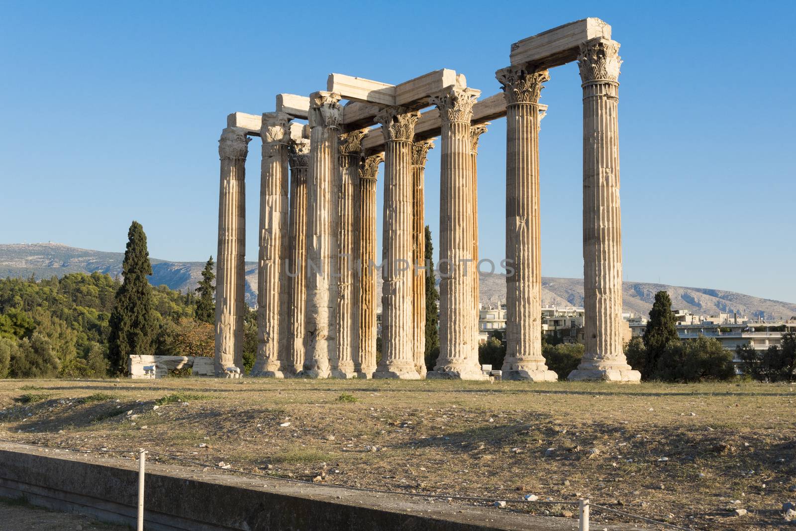 temple of zeus ruins in athens