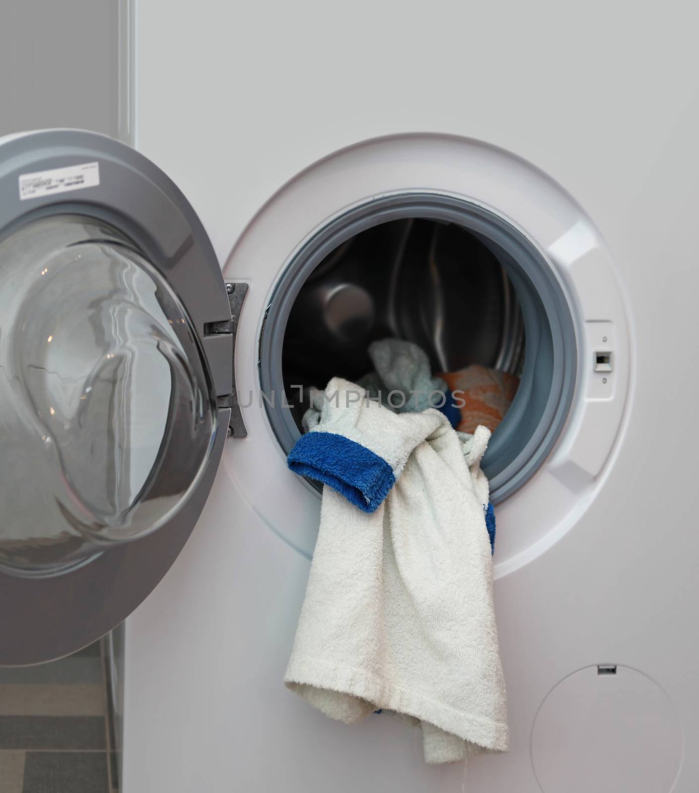bathrobe in washing machine by ssuaphoto