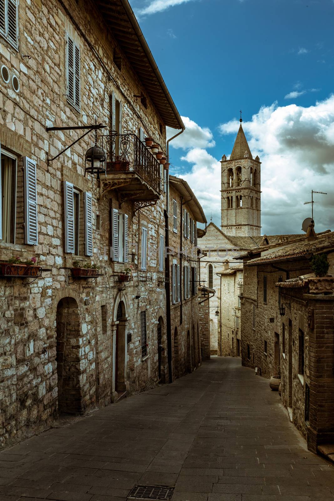 the alley of Assisi by alanstix64