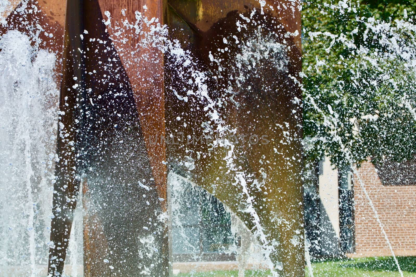 Fountain streams frozen in time