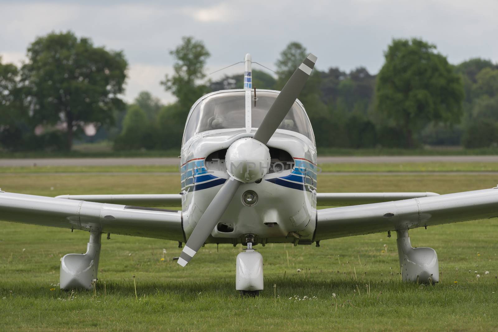 Front view of a plane on a lawn
 by Tofotografie