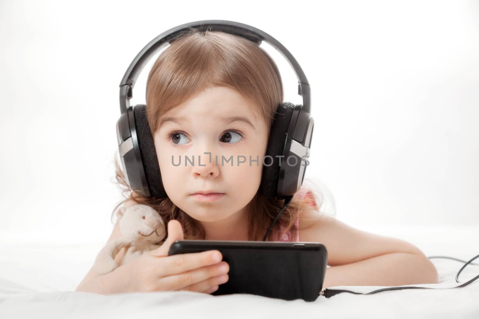 the little girl listens to music by sveter