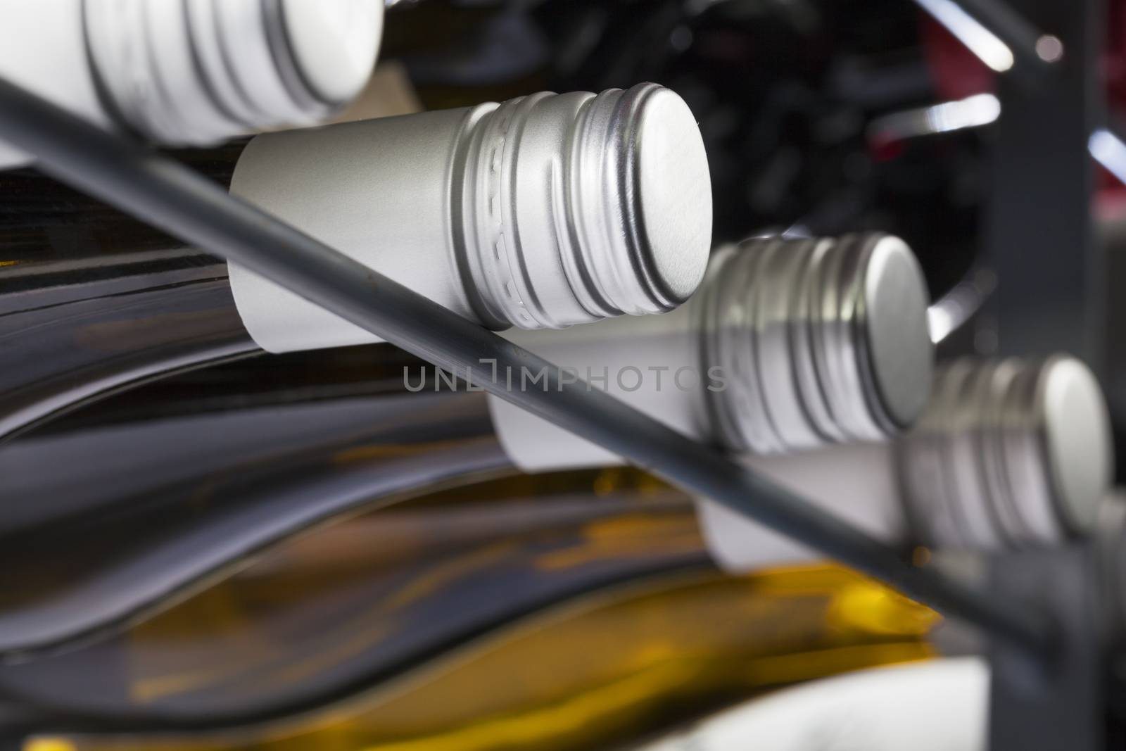 Storage of quality wine bottles with screw caps in a wine rack