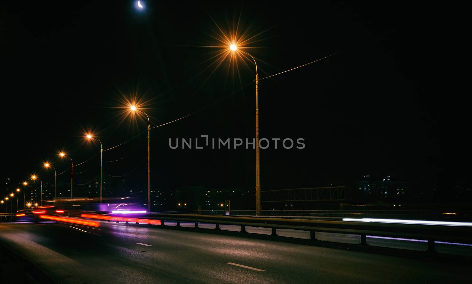 cars go on night city photos with exposure lights