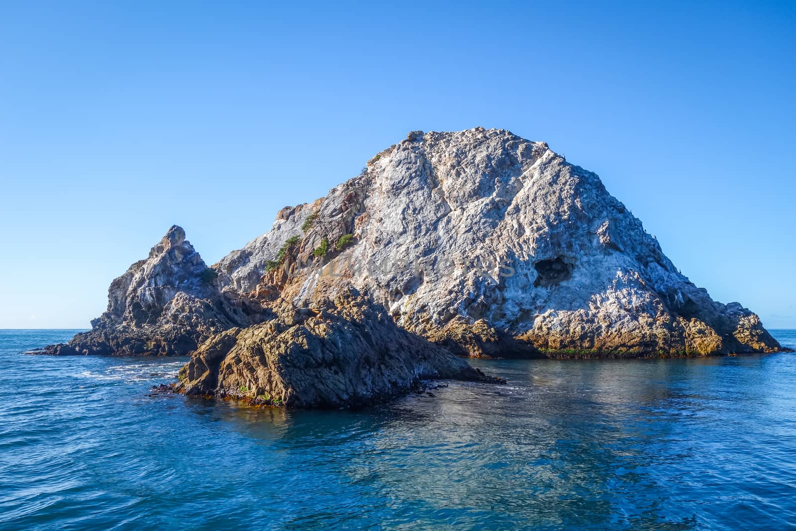 Rocks in Kaikoura Bay by daboost