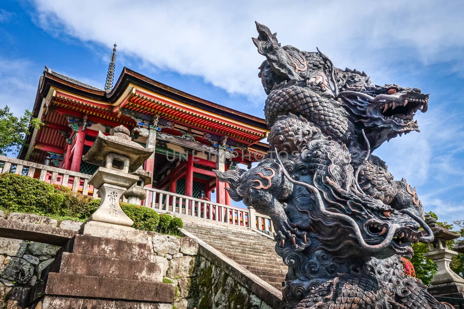 Dragon statue in front of the kiyomizu-dera temple gate, Kyoto, Japan