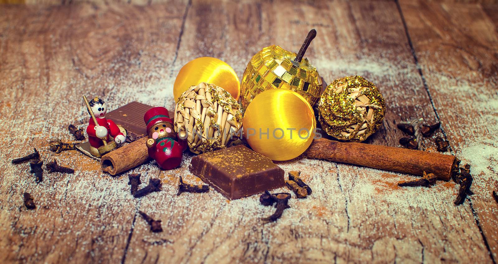 Christmas chocolate with cinnamon with small figures.