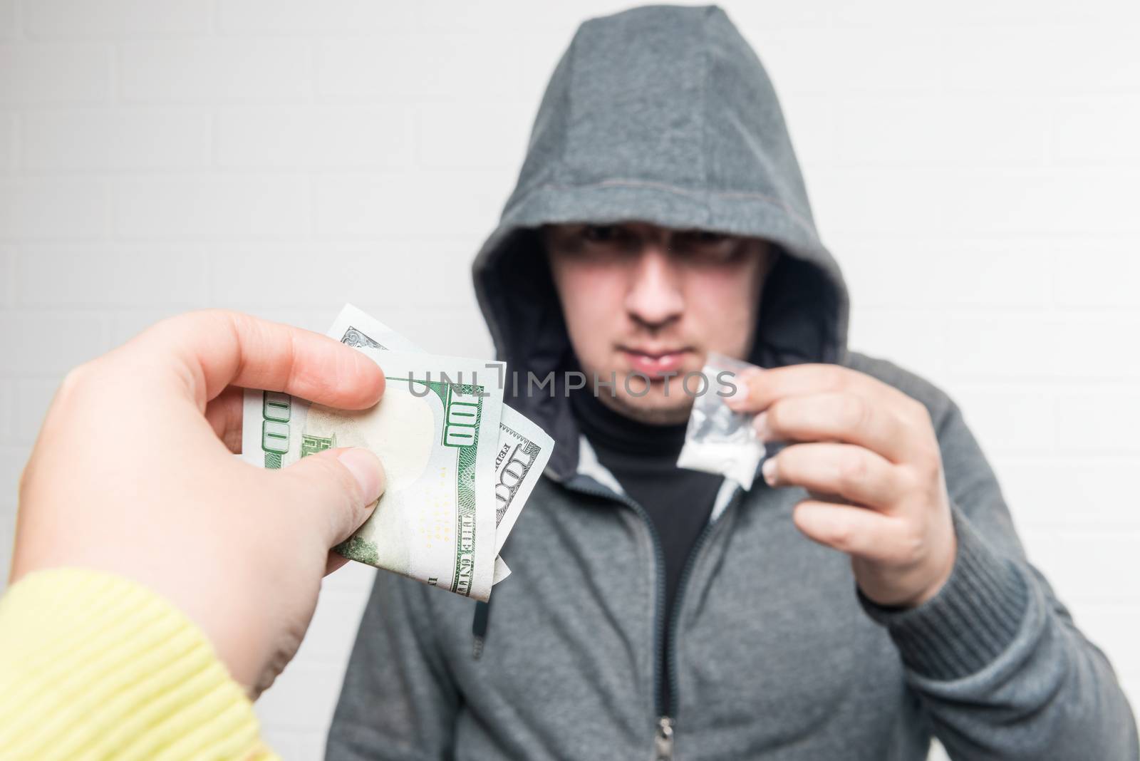 The buyer and the drug dealer carry out the transaction by kosmsos111