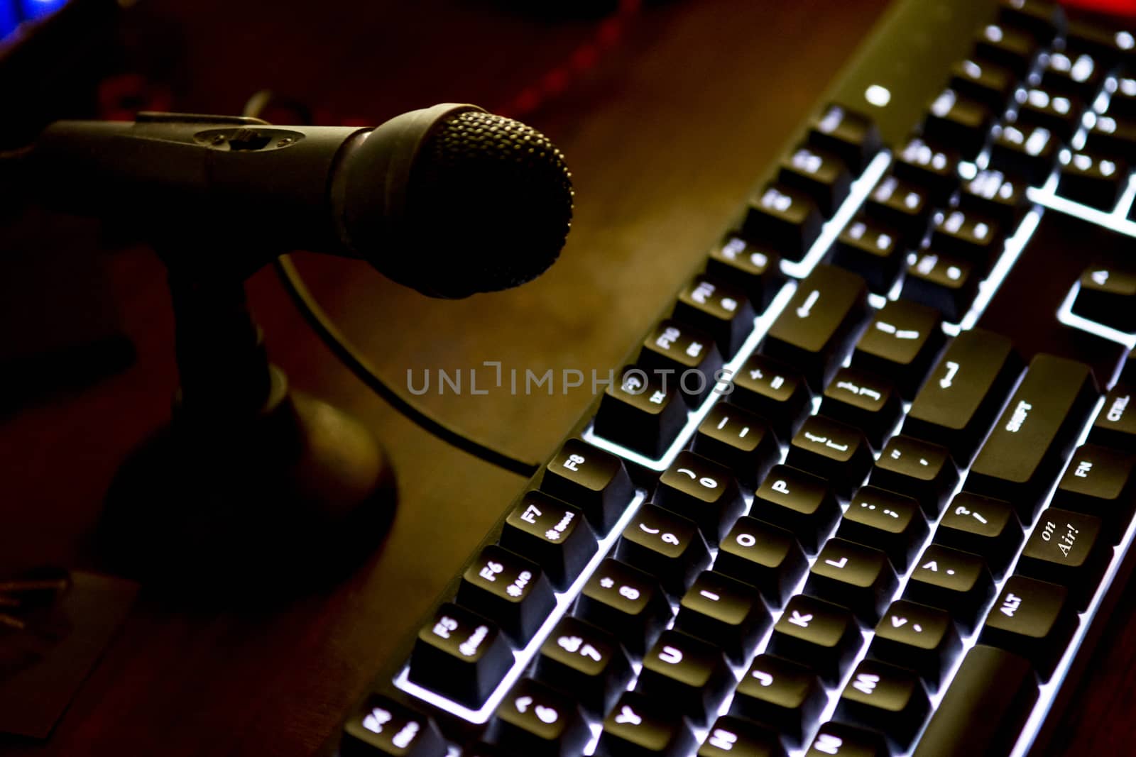 illuminated computer keyboard with microphone