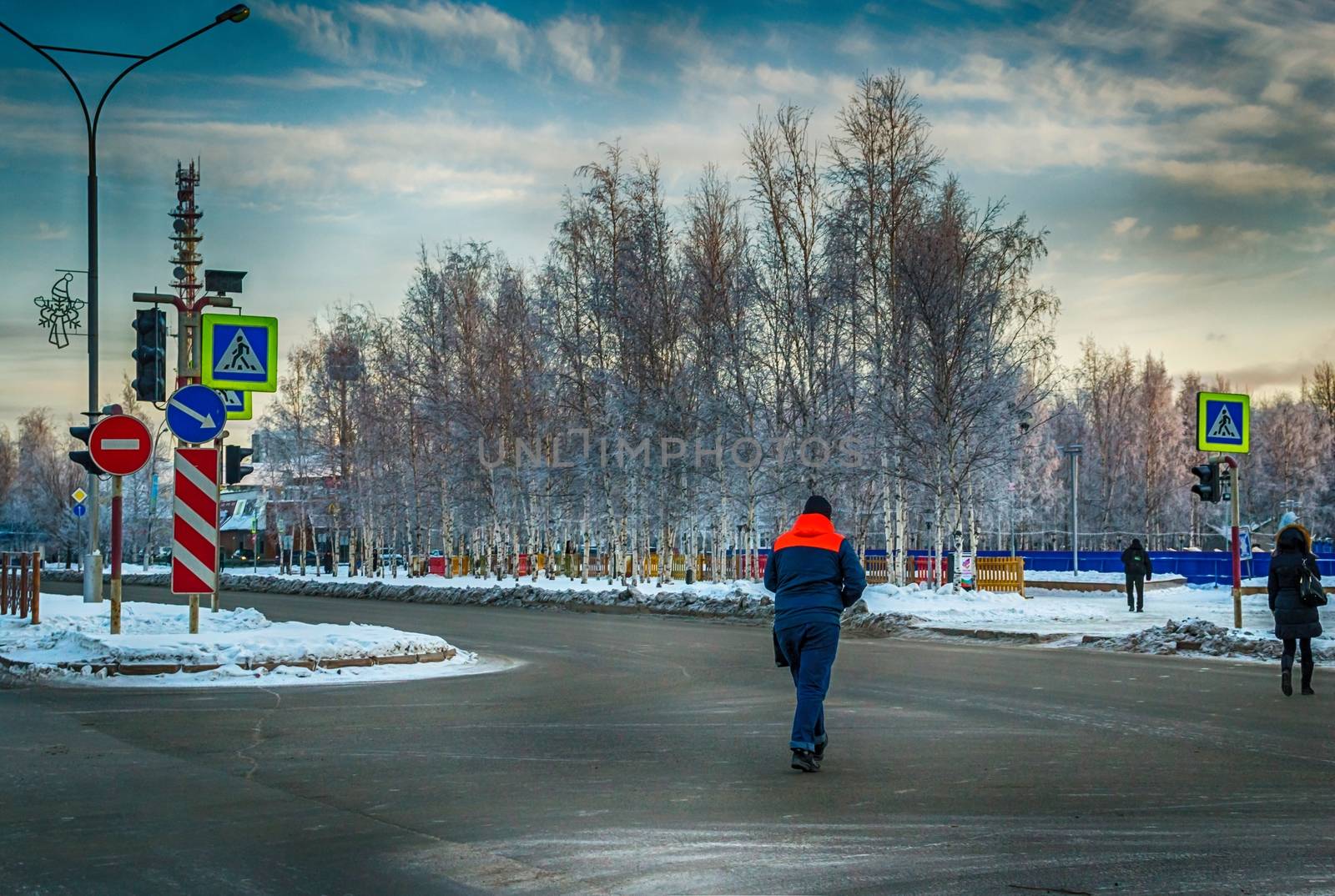 people cross the road winter road Northern town