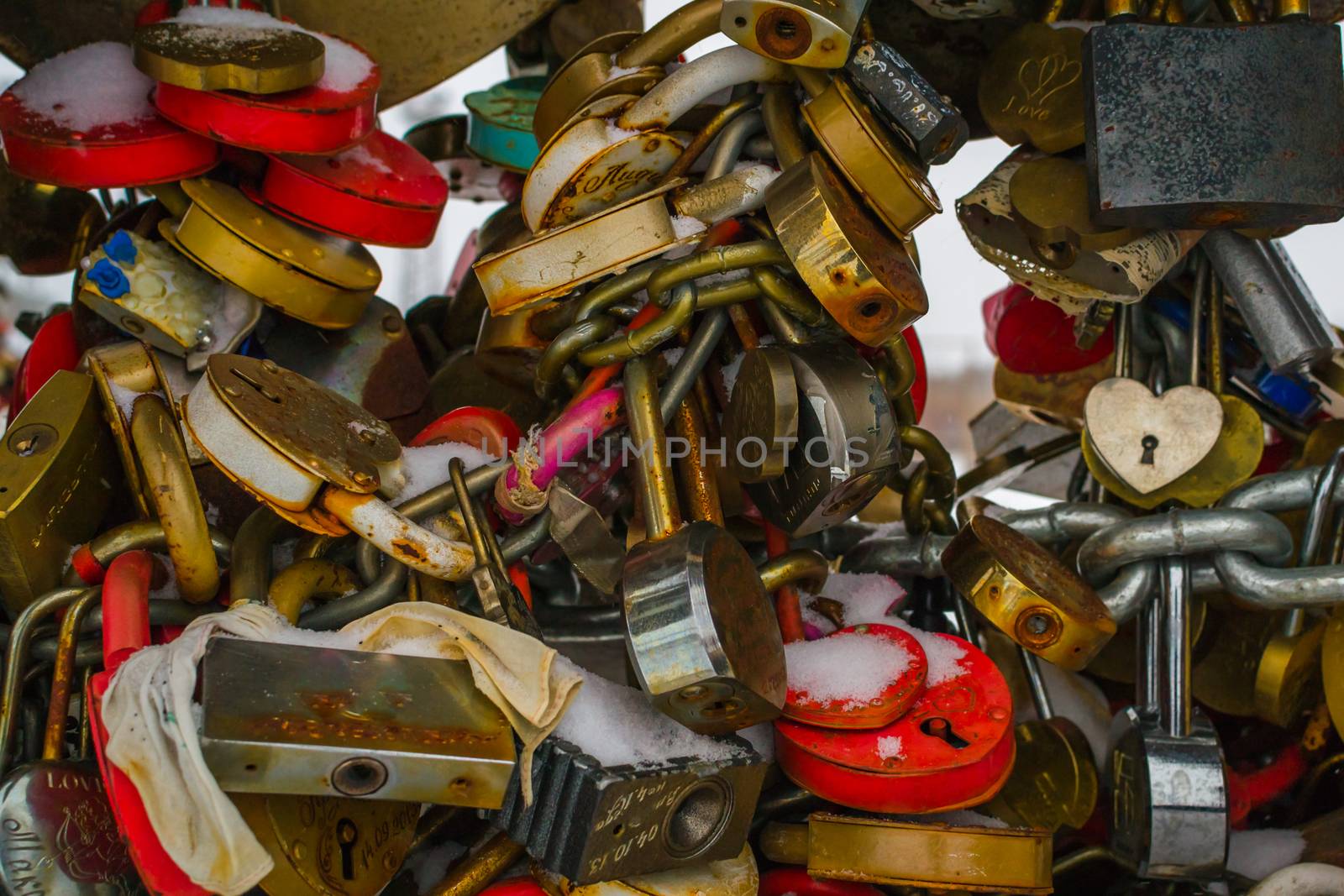a lot of rust locks heart lock winter